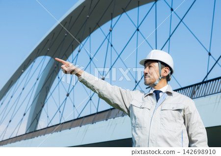 A man in his 50s working on site 142698910