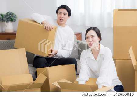 夫妻準備搬家 夫妻準備搬家 142699010
