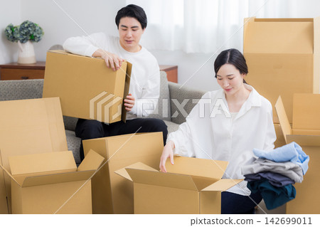 夫妻準備搬家 夫妻準備搬家 142699011