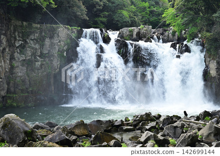 The natural scenery of Sekinoo Falls with its abundant water flow The natural scenery of Sekinoo Falls with its abundant water flow 142699144
