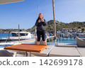 Woman sitting on bow of the yacht during sailing 142699178