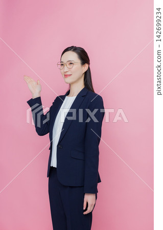 微笑的女商人 142699234