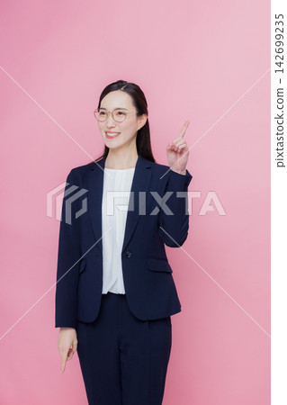 微笑的女商人 微笑的女商人 142699235
