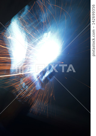 Welding 142699356