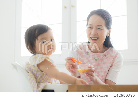 穿著圍裙的老婦人 穿著圍裙的老婦人 142699389