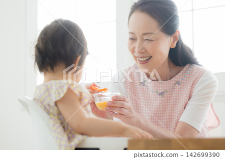 穿著圍裙的老婦人 142699390