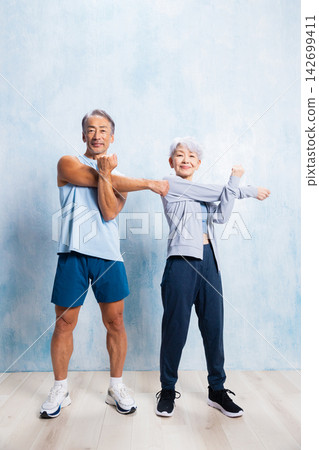 做肌肉訓練的資深夫婦 做肌肉訓練的資深夫婦 142699411