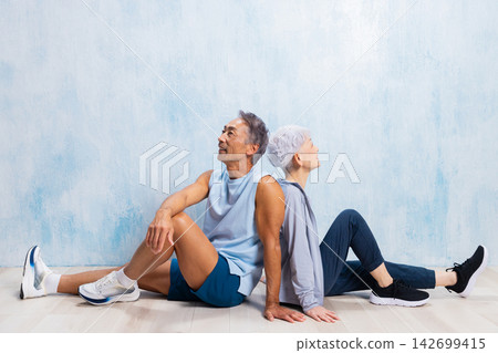 做肌肉訓練的資深夫婦 142699415