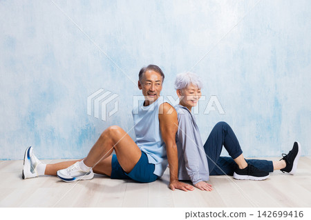 做肌肉訓練的資深夫婦 做肌肉訓練的資深夫婦 142699416