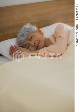 睡在床上的老婦人 睡在床上的老婦人 142699417