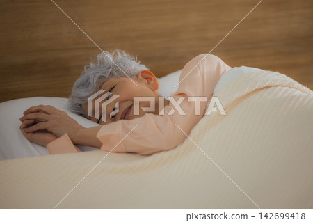 睡在床上的老婦人 睡在床上的老婦人 142699418