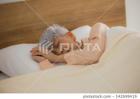 睡在床上的老婦人 睡在床上的老婦人 142699419