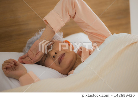 睡在床上的老婦人 睡在床上的老婦人 142699420