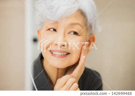 觀看鏡子的資深婦女 142699488