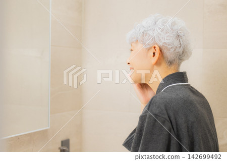 觀看鏡子的資深婦女 觀看鏡子的資深婦女 142699492