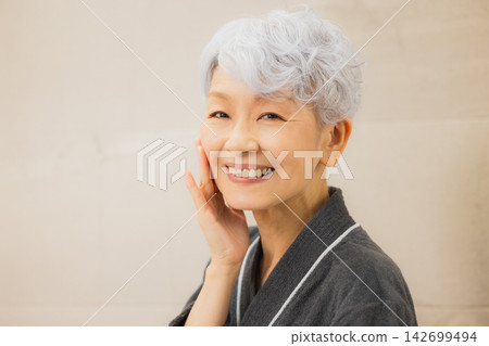 觀看鏡子的資深婦女 觀看鏡子的資深婦女 142699494