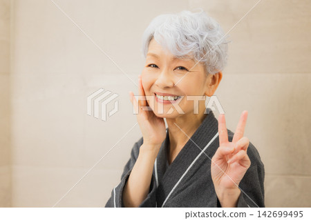 觀看鏡子的資深婦女 觀看鏡子的資深婦女 142699495