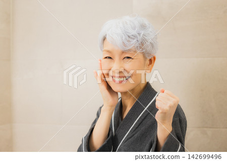 觀看鏡子的資深婦女 觀看鏡子的資深婦女 142699496