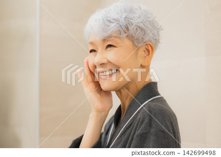 Senior woman watching a mirror Senior woman watching a mirror 142699498