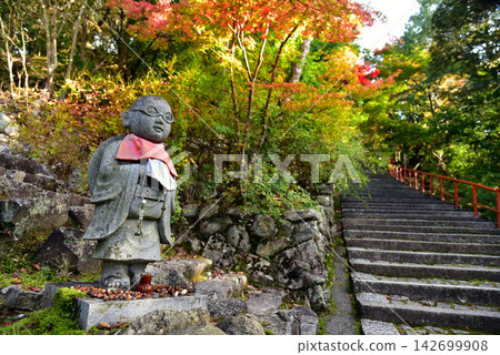 在通往永源寺的路上，有一尊戴著眼鏡的地藏菩薩像。 142699908