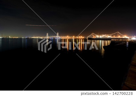 從山下公園看到的夜幕下的海灣大橋。 從山下公園看到的夜幕下的海灣大橋。 142700228
