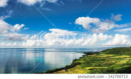 從空中俯瞰石垣島周圍的海面,藍天白雲倒映在海面上。 從空中俯瞰石垣島周圍的海面,藍天白雲倒映在海面上。 142700713