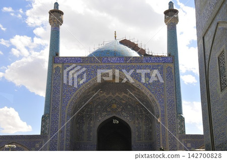 Iran, Isfahan, Imam Square, Imam Mosque, iwan and minaret of the central prayer hall. Iran, Isfahan, Imam Square, Imam Mosque, iwan and minaret of the central prayer hall. 142700828