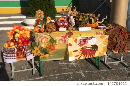 Exhibition of autumn children's crafts and crafts made from natural materials: pumpkins, leaf compositions Exhibition of autumn children's crafts and crafts made from natural materials: pumpkins, leaf compositions 142701011