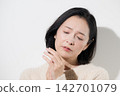 Women in their 50s who suffer from rough hands and poor circulation, and middle-aged people who experience dry skin and cold hands and fingers in winter. 142701079