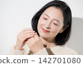 Women in their 50s who suffer from rough hands and poor circulation, and middle-aged people who experience dry skin and cold hands and fingers in winter. 142701080