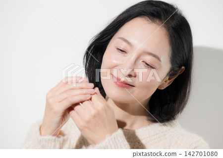 50 多歲的女性,她們的手部粗糙,血液循環不良;還有中年人,他們在冬天會經歷皮膚乾燥、手部和手指冰冷的問題。 50 多歲的女性,她們的手部粗糙,血液循環不良;還有中年人,他們在冬天會經歷皮膚乾燥、手部和手指冰冷的問題。 142701080
