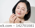 Women in their 50s who suffer from rough hands and poor circulation, and middle-aged people who experience dry skin and cold hands and fingers in winter. 142701081
