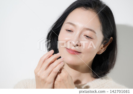 Women in their 50s who suffer from rough hands and poor circulation, and middle-aged people who experience dry skin and cold hands and fingers in winter. Women in their 50s who suffer from rough hands and poor circulation, and middle-aged people who experience dry skin and cold hands and fingers in winter. 142701081