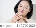 Women in their 50s who suffer from rough hands and poor circulation, and middle-aged people who experience dry skin and cold hands and fingers in winter. 142701082