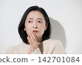 Women in their 50s who suffer from rough hands and poor circulation, and middle-aged people who experience dry skin and cold hands and fingers in winter. 142701084