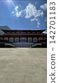 一座巨大的寺廟在藍天下綿延展開。 142701183