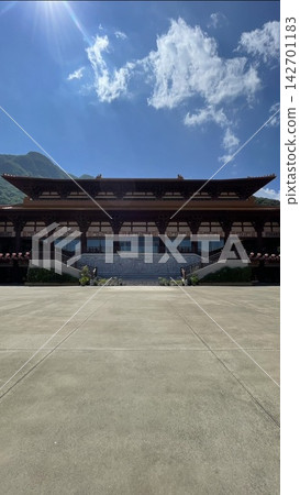 一座巨大的寺廟在藍天下綿延展開。 一座巨大的寺廟在藍天下綿延展開。 142701183