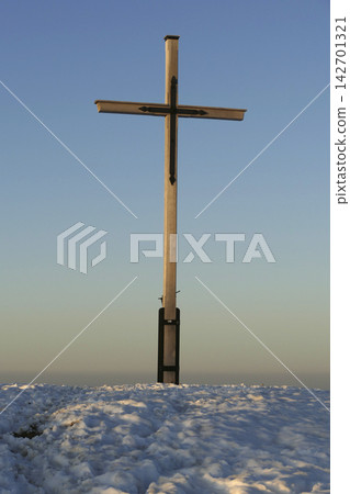 Summmit cross of Rechelberg mountain in wintertime, Bavaria, Germany 142701321