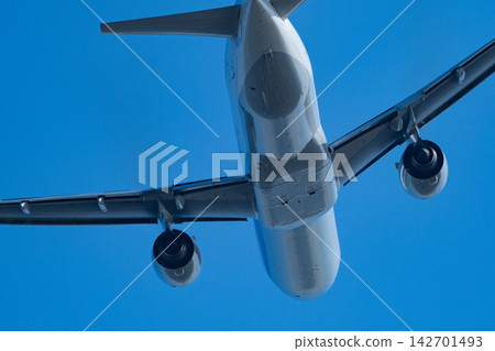 airplane  142701493