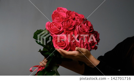 Bouquet of bright pink roses, flowers on a neutral background 142701716