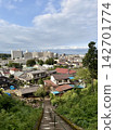 住宅區俯瞰山丘 142701774