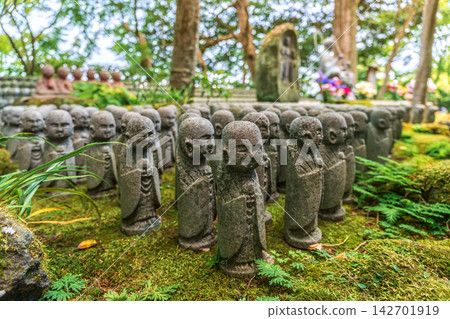 Stone Jizo statues in rows at Hase-dera temple in Kamakura Japan Stone Jizo statues in rows at Hase-dera temple in Kamakura Japan 142701919