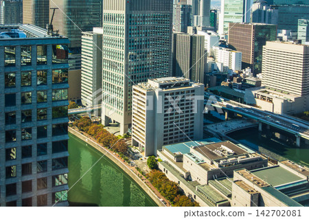 河畔城市景觀,四周摩天大樓林立。 河畔城市景觀,四周摩天大樓林立。 142702081