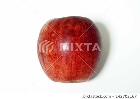 一張水果的庫存照片：白色背景上的一個紅蘋果。 142702167