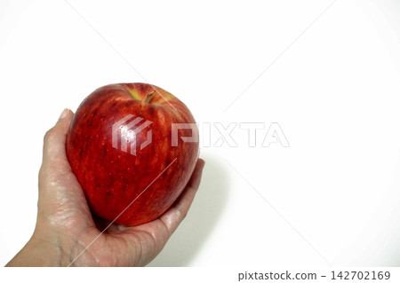 一張水果的庫存照片：白色背景上的一個紅蘋果。 142702169