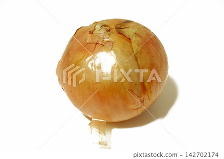 一張蔬菜和食材的照片，圖中可見白色背景上的洋蔥。 142702174
