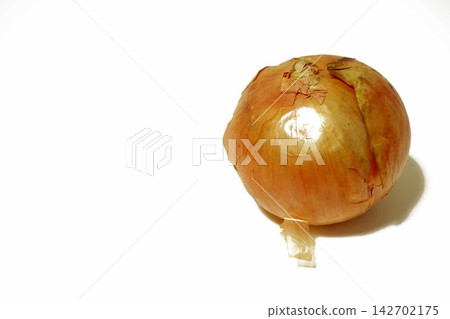 一張蔬菜和食材的照片，圖中可見白色背景上的洋蔥。 142702175