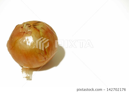 一張蔬菜和食材的照片，圖中可見白色背景上的洋蔥。 142702176