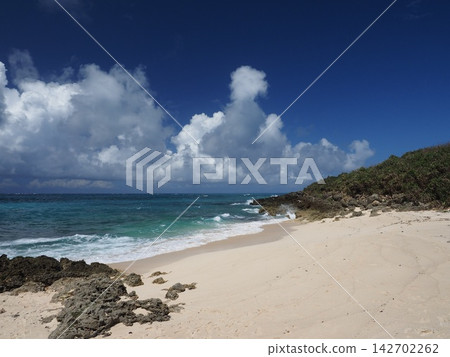 White sandy beaches and rising summer clouds! The dynamic ocean view of Nagasaki Beach, a hidden gem on Kurima Island. White sandy beaches and rising summer clouds! The dynamic ocean view of Nagasaki Beach, a hidden gem on Kurima Island. 142702262