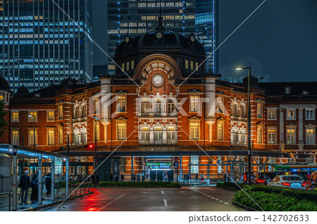 Tokyo Station Marunouchi Building (Marunouchi South Exit) Illuminated and the Station Square [Marunouchi, Chiyoda-ku, Tokyo] 142702633